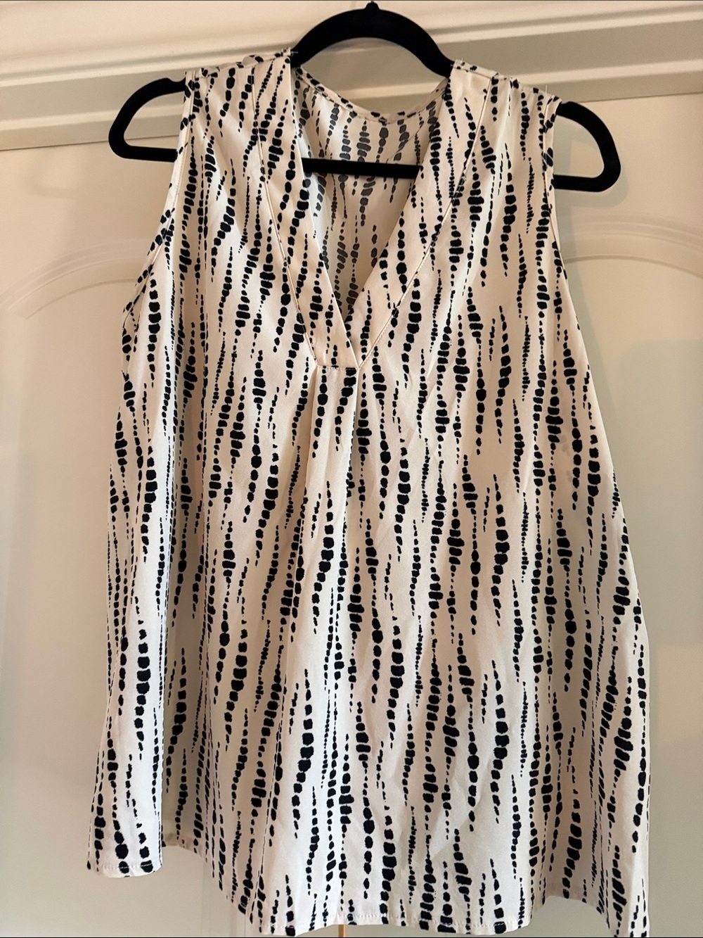 SHEIN Black and White Sleeveless V-Neck Tank Top